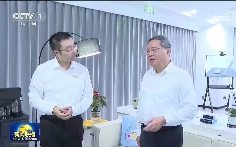 李強來到蘇州思必馳科技股份有限公司，聽取企業研發進展介紹，體驗語言大模型技術。